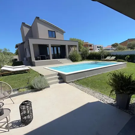 Prive Polai Villa *